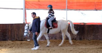 Ara tatili at üstünde geçirdiler