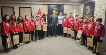 Başkan Sezer Gölcük Belediyesporlu Yüzücüleri Ağırladı