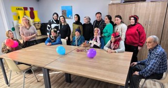 Hayatındaki ilk doğum gününü 77 yaşında kutladı;