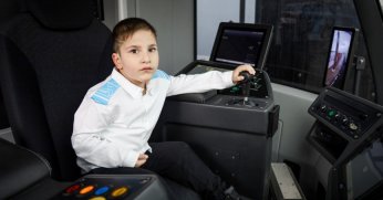 Hayal etti, 6 yaşında vatman oldu