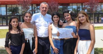 Başkan Büyükakın, karne alan öğrencilerin mutluluğunu paylaştı