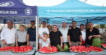 Kocaeli Pazarcılar Odası, 15 Temmuz'da 3 Ton Karpuz İkram Etti