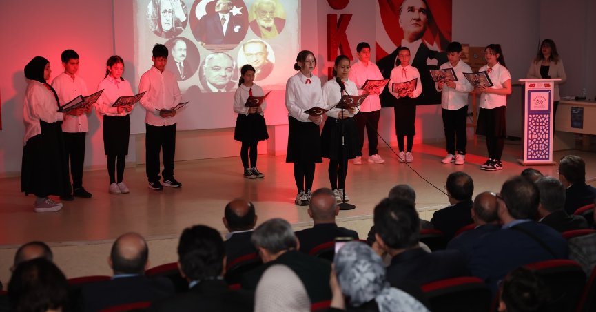 Derince’de Kitapların Işığı Sahneyi Aydınlattı