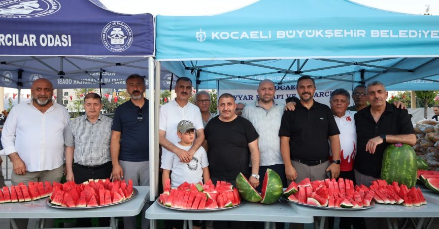 Kocaeli Pazarcılar Odası, 15 Temmuz'da 3 Ton Karpuz İkram Etti